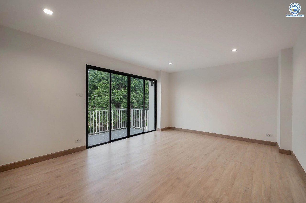 บ้านมือสองตกแต่งใหม่ โครงการ มณธานี บางแค บ้านเดี่ยว 3 ชั้น ดีไซน์หรูหรา เนื้อที่กว้าง 55.3 ตร.ว. พื้นที่ใช้สอย 240 ตร.ม. ฟังก์ชัน 5 ห้องนอน 4 ห้องน้ำ 2 ที่จอดรถ ฟังก์ชันครบตอบทุกไลฟ์สไตล์ บนทำเลศักยภาพ เชื่อมต่อถนนกาญจนาภิเษก ใกล้เดอะมอลล์บางแค ใกล้รถไฟฟ้าสายสีน้ำเงิน "สถานีหลักสอง" และจุดขึ้นทางด่วน "กาญจนาภิเษก"...